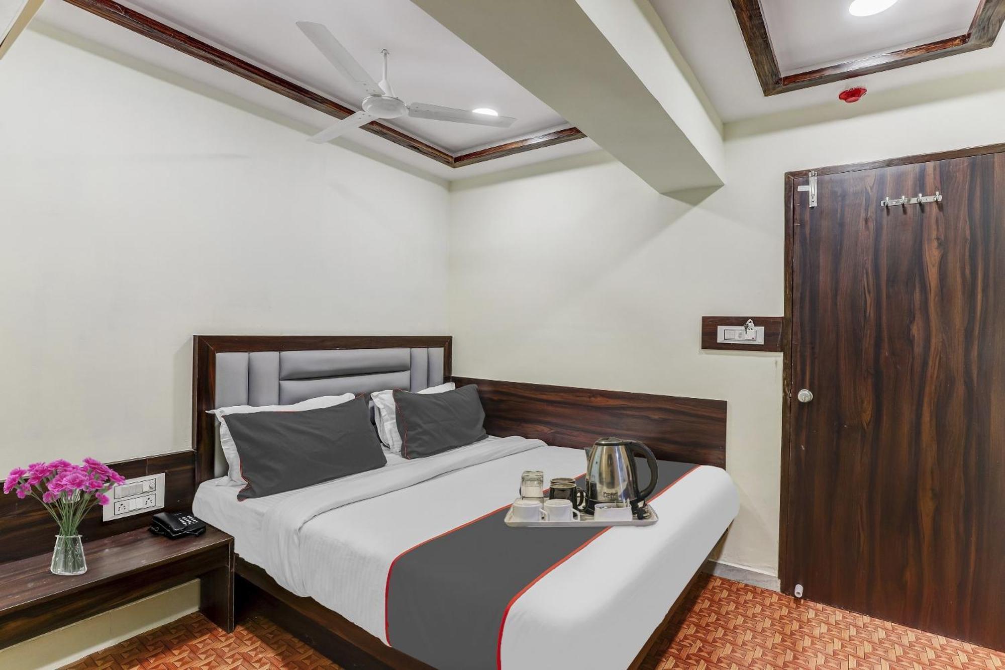 Hotel Collection O Laxmi Kuber Utrān Exteriér fotografie