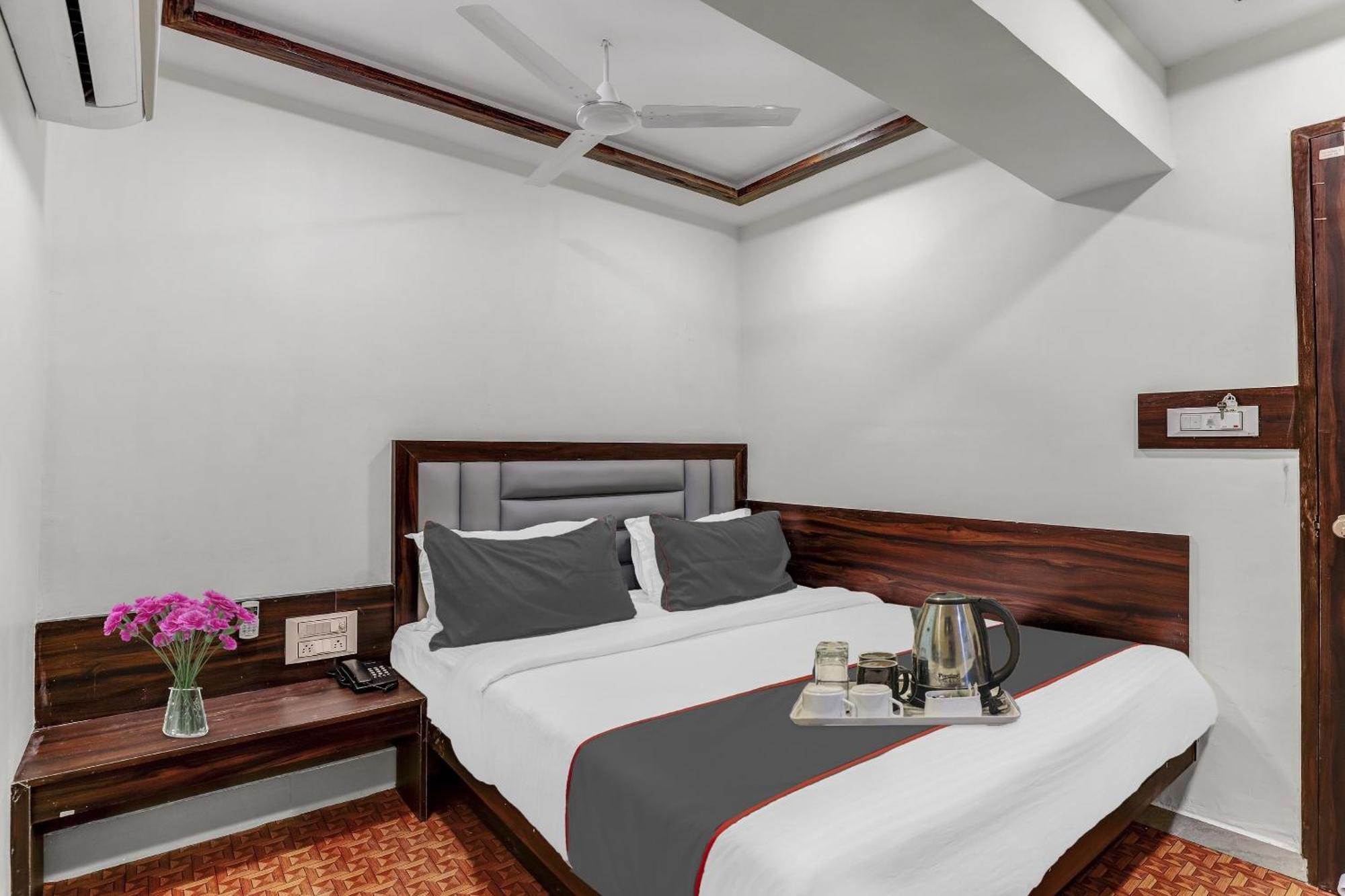 Hotel Collection O Laxmi Kuber Utrān Exteriér fotografie