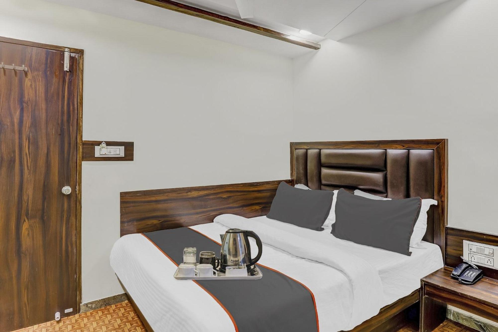 Hotel Collection O Laxmi Kuber Utrān Exteriér fotografie